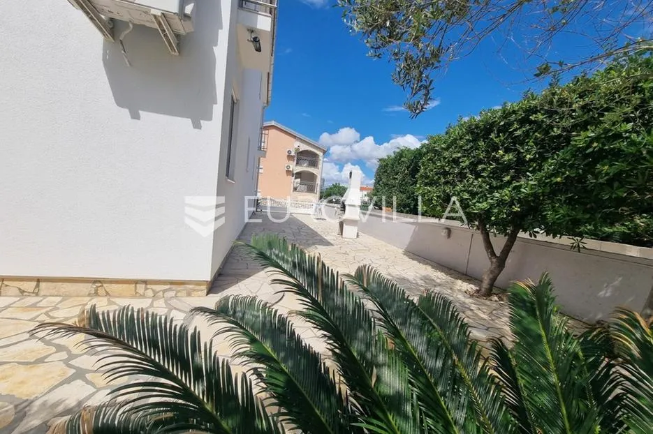 vir, atraktivna apartmanska kuća s 4 stambene jedinice udaljene 150 m od plaže - slika 9