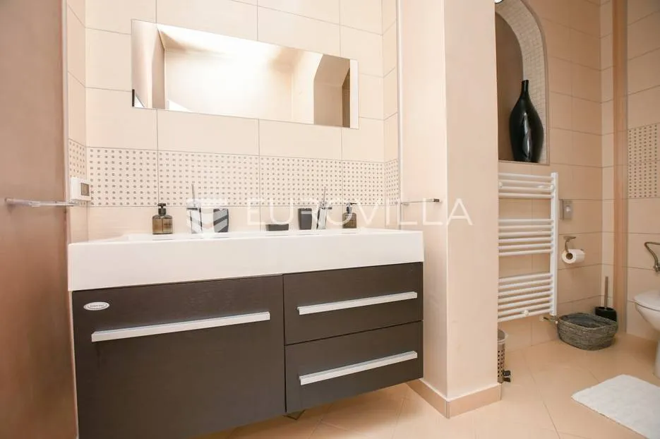 istra, umag, prekrasna kuća s bazenom prvi red do mora 430 m² - slika 28