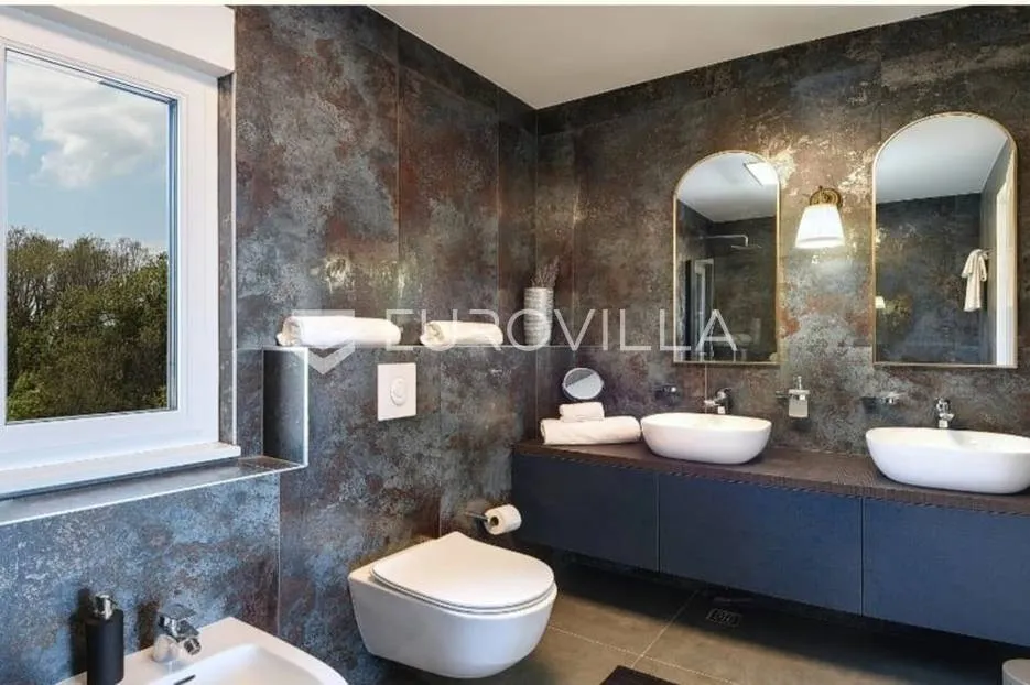 istra, krnica, prekrasna moderna vila od 135 m² na velikoj uređenoj okućnici - slika 27