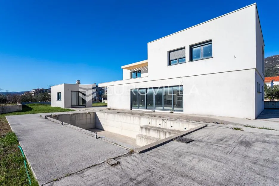 kaštel lukšić, obiteljska vila s bazenom u visokoj roh bau fazi - slika 24