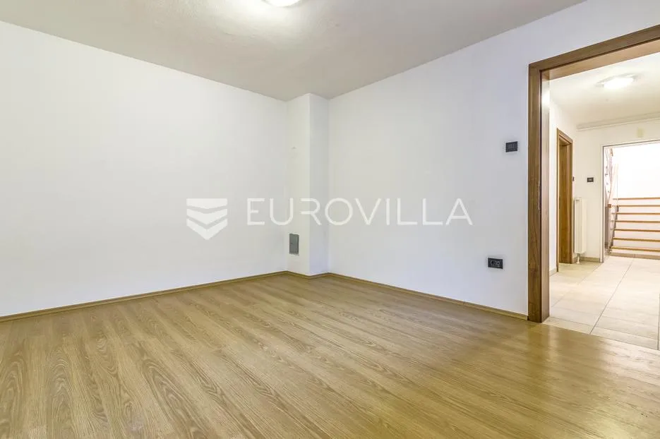 zagreb, šestine, prekrasna kuća s velikim vrtom i bazenom 300 m2 - slika 19
