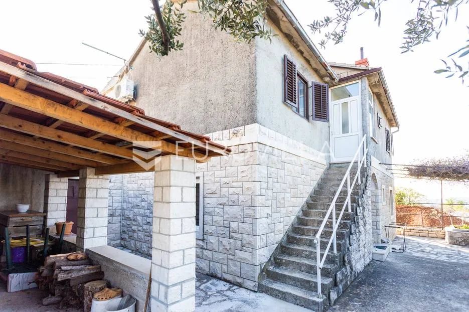 Brač, kuća s dvorištem na lijepoj lokaciji - Nerežišća