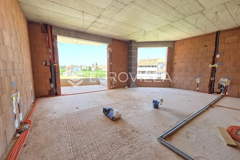 pula, valdebek, moderan penthouse u novogradnji s garažom, 120 m², mirna rezidencijalna zona - slika 1
