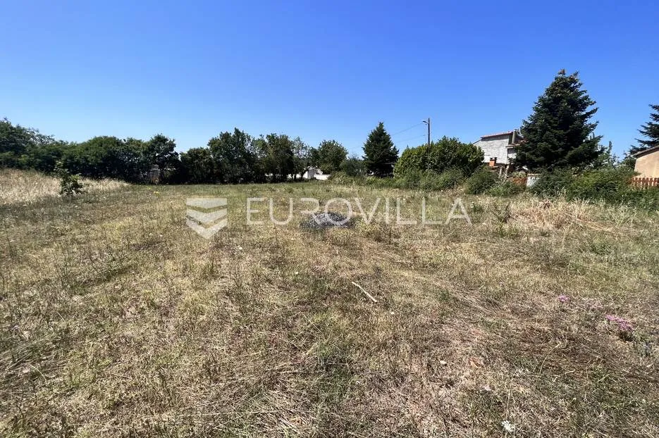 Istra, Radeki Polje, 794 m² pravokutne građevinske parcele na mirnoj lokaciji - Marčana