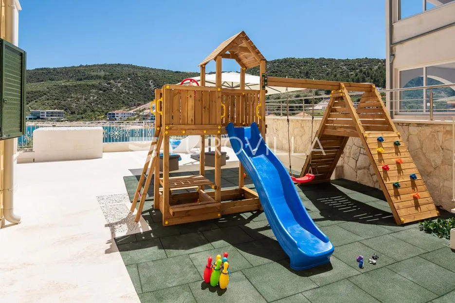 trogir, marina, uređen dvosoban stan u prizemlju bazen i teretana - slika 19