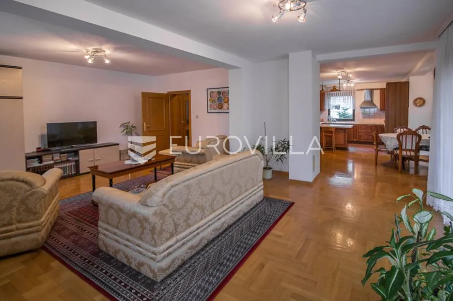 zagreb, maksimir, prekrasna obiteljska kuća na zemljištu 1450 m² - slika 9