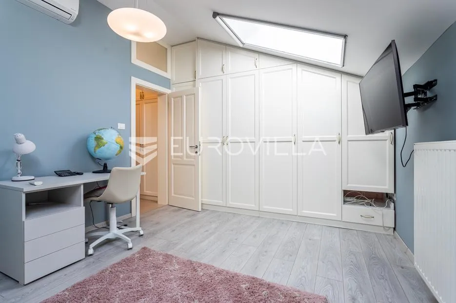 vodice, lijepa i prostrana kuća površine 256,38 m² - slika 19