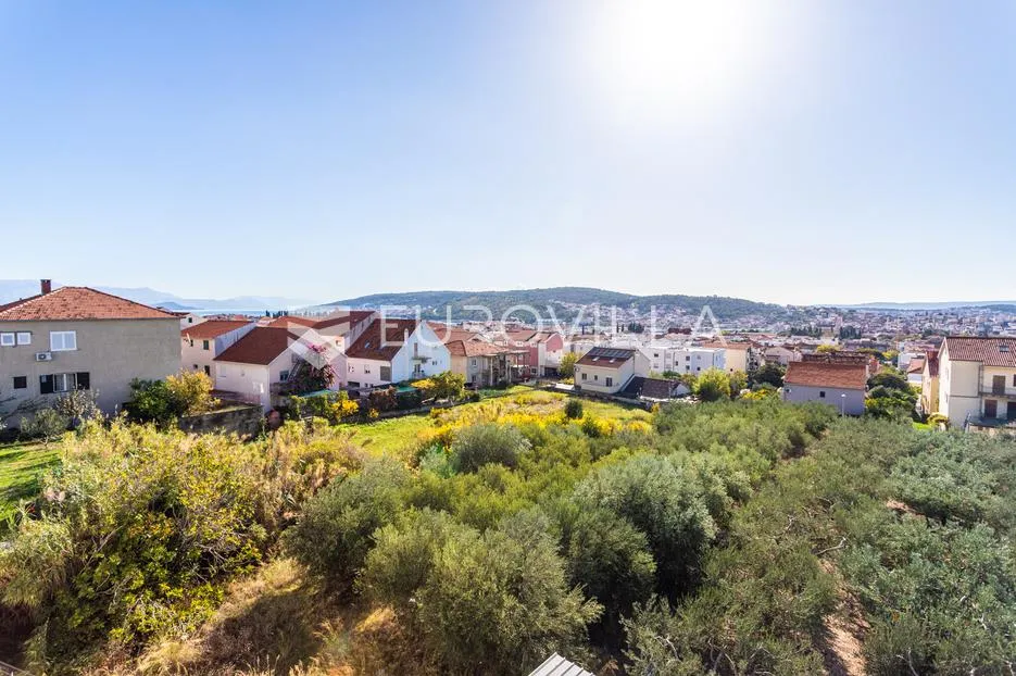 trogir, useljiv dvosoban stan s pogledom na grad i more - slika 14
