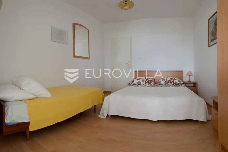 hvar, sućuraj, kuća s četiri stambene jedinice u prvom redu do mora - slika 19
