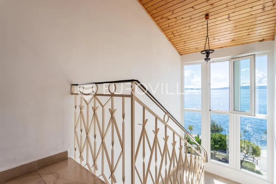 kaštel stari, komforan dvosoban stan u prvom redu do mora - slika 12
