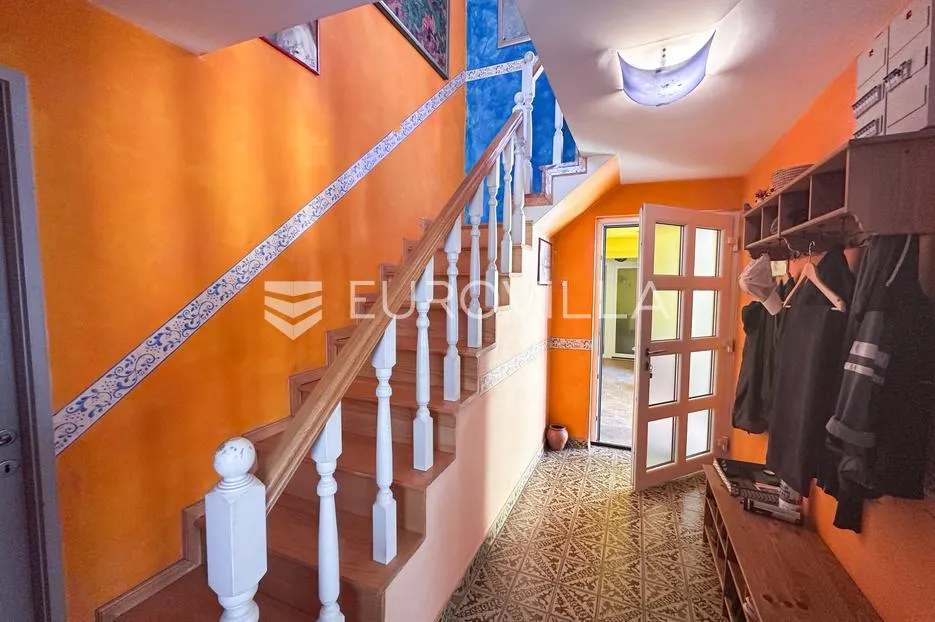 vinkovci, centar, 249.54 m² kuća na 3 etaže pomoćna zgrada te garaža - slika 15