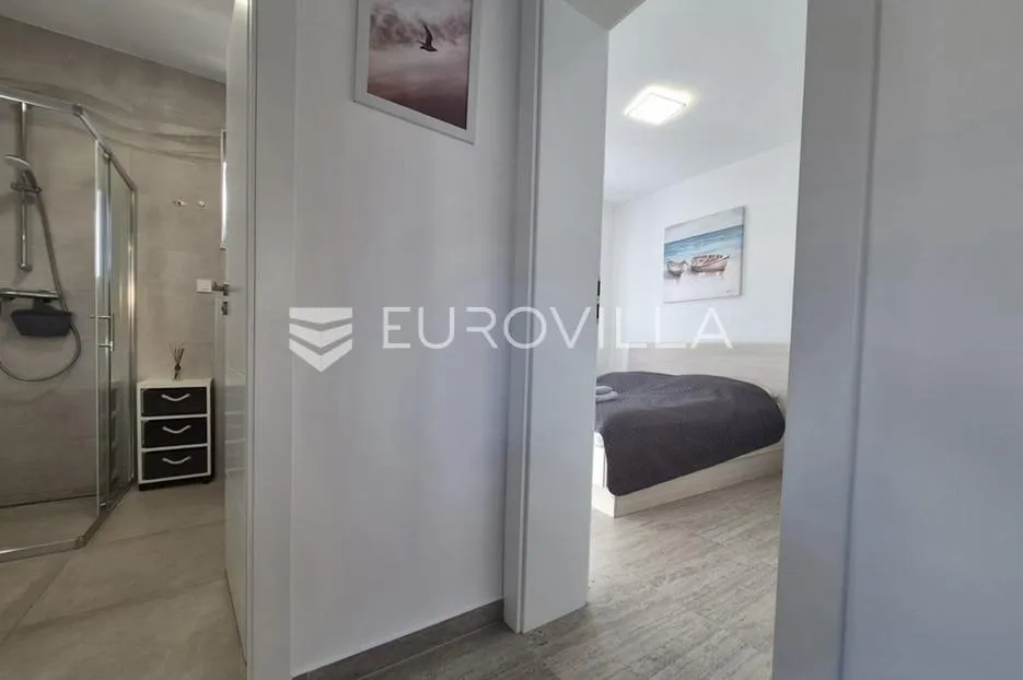 vir, prizemni apartman s 2 spavaće sobe, 40 m od mora, top lokacija - slika 25