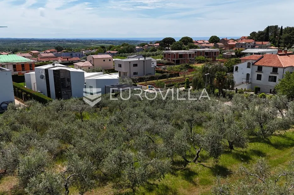 Istra, Kaštelir, građevinsko zemljište pravilnog oblika u okruženju luksuznih vila