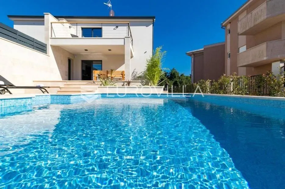 istra, ližnjan, vila 294 m2 s grijanim bazenom i uređenom okućnicom - slika 4