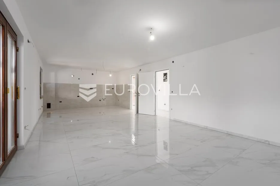 Istra, Poreč okolica, Moderan stan na prvom katu s velikim vrtom i prostranom terasom