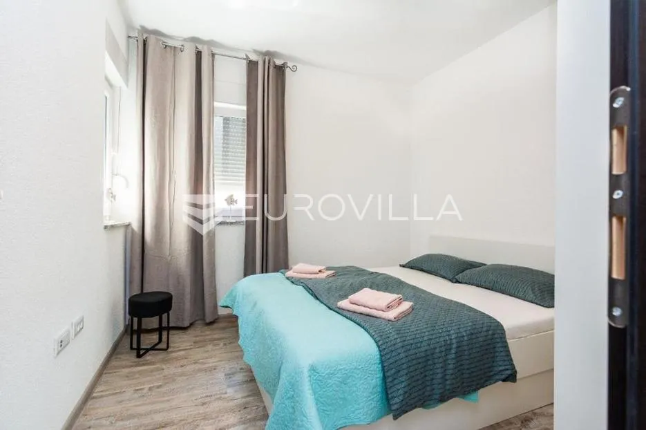 vir, stambeno poslovna zgrada u samom centru otoka 2 apartmana na 1. katu - slika 27