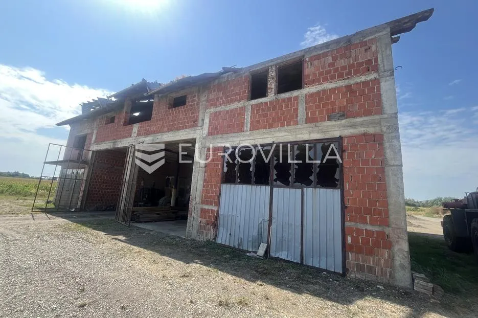 kruševica, poslovna zgrada uz jezero - slika 3