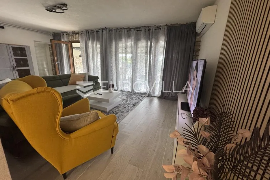 istra, vižinada, obiteljska autohtona renovirana kuća 150m2 u nizu s dvorištem - slika 12