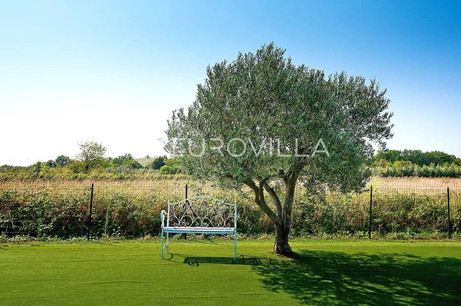 istra, marčana, prekrasna vila 280 m2 s teniskim terenom i grijanim bazenom 50 m2 - slika 49