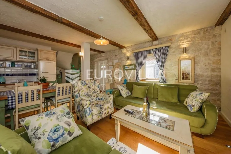 kaštel novi, dvoetažni dvosobni stan u centru, neto 71,7 m² - slika 2