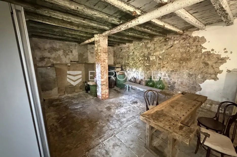 vis, marinje zemlje, samostojeća kamena kuća - slika 4