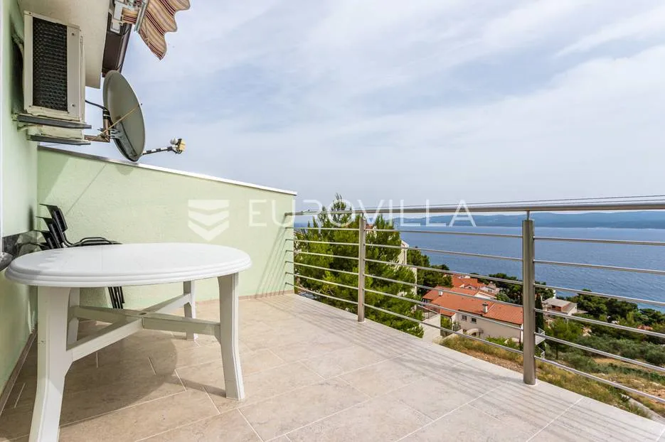 omiška rivijera- lokva rogoznica, apartmanska kuća s 8 stanova, udaljena 300 m od mora. - slika 11