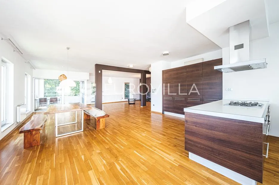 zagreb, jelenovac, prostoran luksuzan četverosoban stan s balkonom i vrtom, te dvije garaže, 202 m² - slika 11