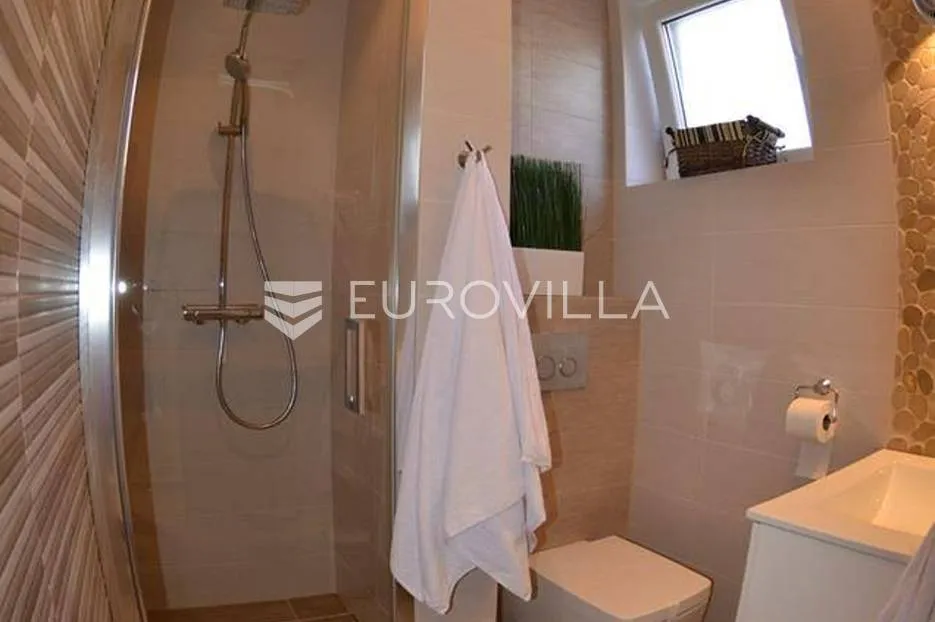 medulin, samostojeća kuća s tri apartmana nkp 240 m2 i pogledom more - slika 6