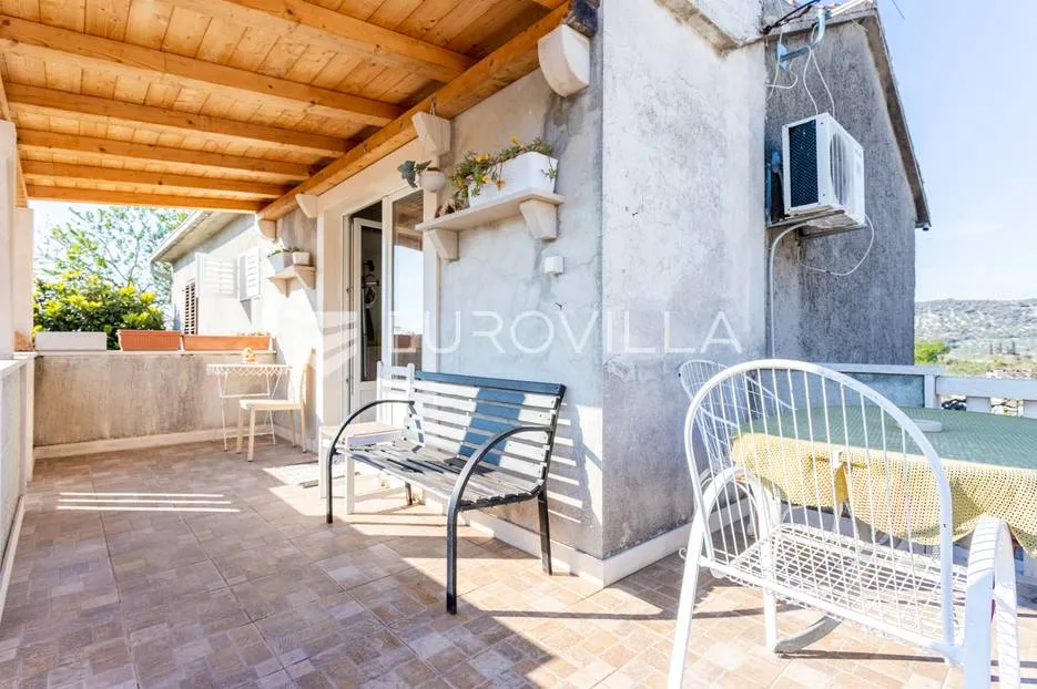 brač, kuća s dvorištem na lijepoj lokaciji - slika 7