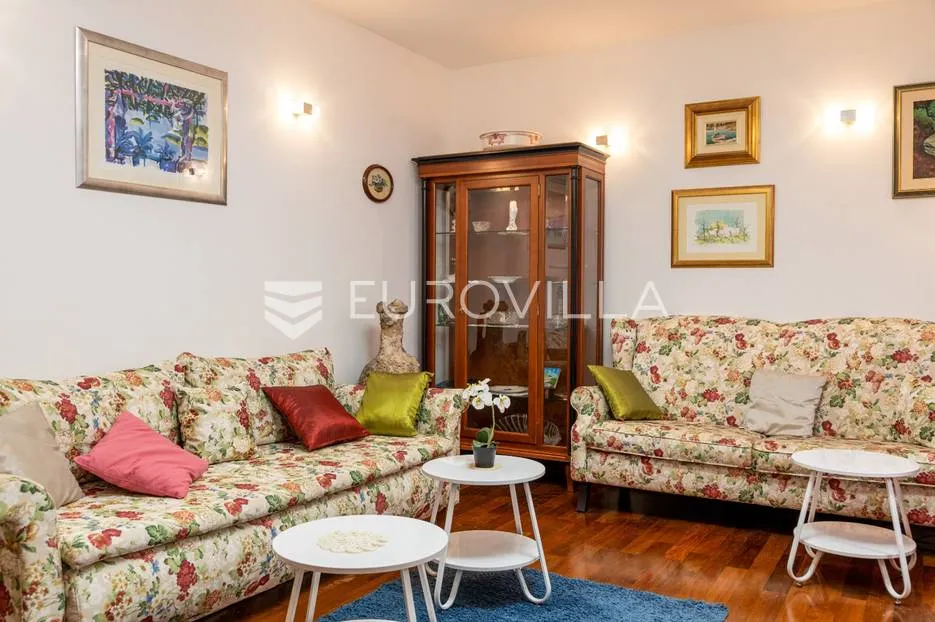 split, bačvice, dvosoban stan na odličnoj lokaciji - slika 8