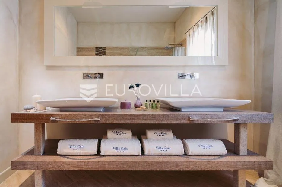 istra, vabriga: luksuzna nova vila s bazenom, pogledom na more i smart home sustavom - slika 16