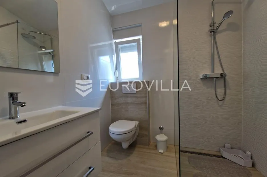 vir, elegantan trosoban apartman u centru vira, 600 m od plaže - slika 18
