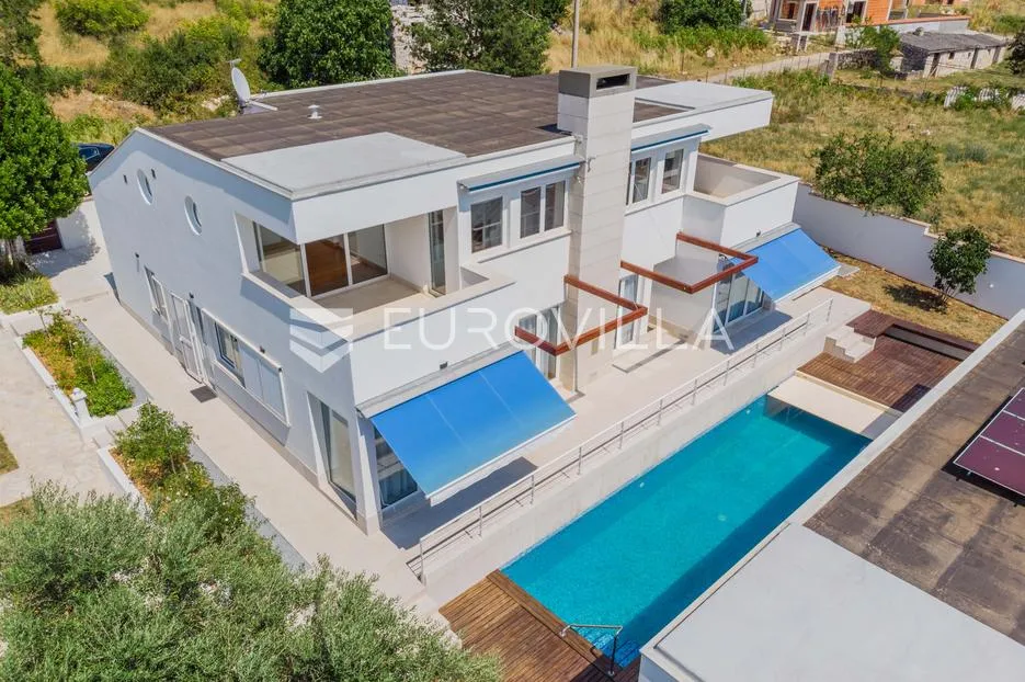 istra, poreč, unikatna dizajnerska vila s dodatnim apartmanom, wellnessom i grijanim bazenom - slika 2