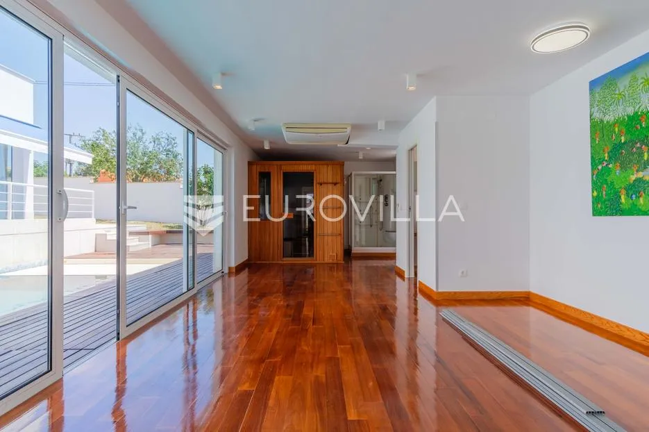 istra, poreč, unikatna dizajnerska vila s dodatnim apartmanom, wellnessom i grijanim bazenom - slika 12