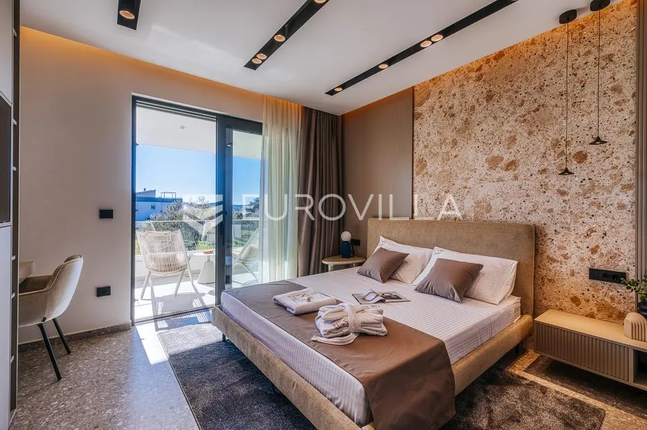 zadar, luksuzna vila s bazenom, savršen spoj elegancije i komfora - slika 30