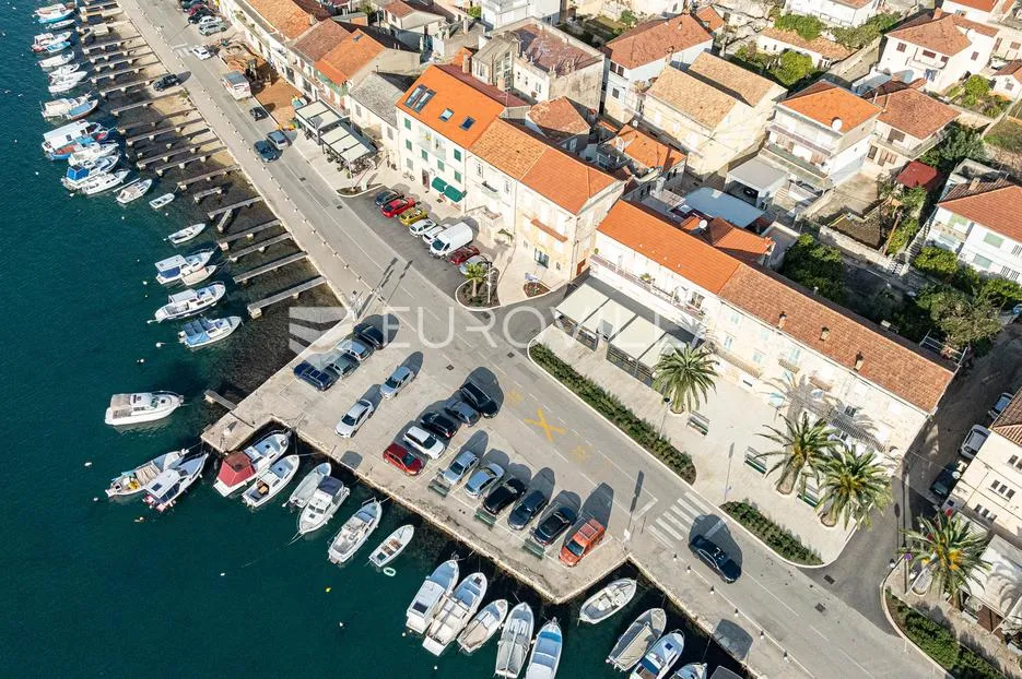 Otok Korčula, Vela Luka, kamena kuća u centru mjesta