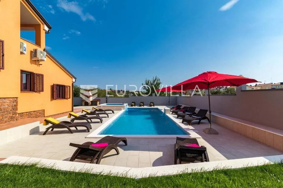pula, valdebek, samostojeća kuća s bazenom i lijepom okućnicom, 386 m² - slika 3