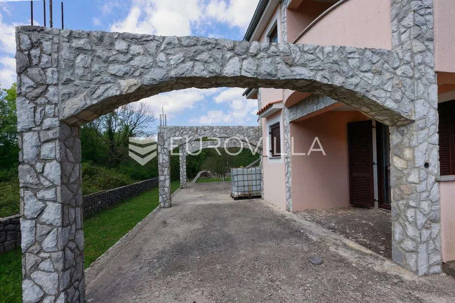 krk, kras, prekrasna kuća s 4 stana i prostranom okućnicom - slika 30