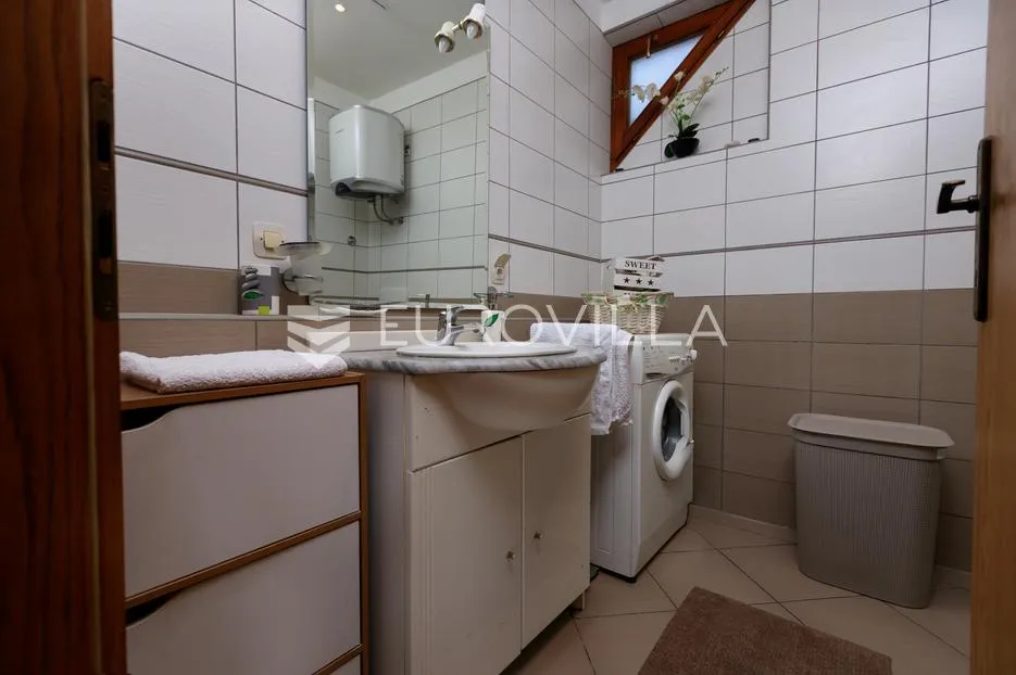 krk, malinska, trosoban stan 72 m² s privatnom okućnicom od 96 m² i parkingom - slika 15
