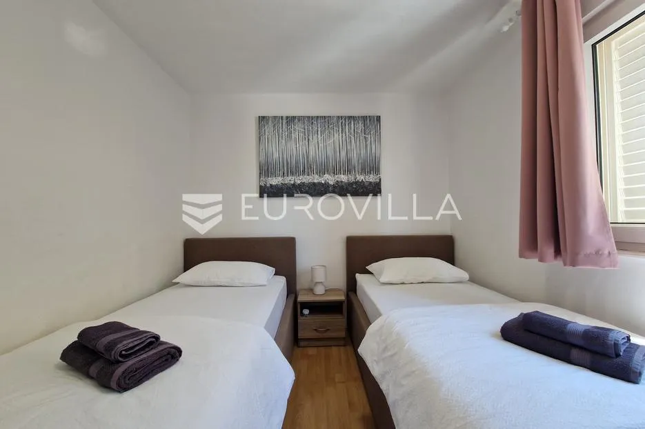 vir, simpatičan trosoban apartman svega 80 m od plaže s prostranom terasom - slika 32