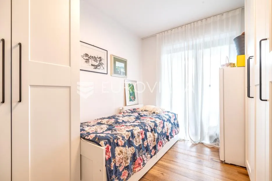zagreb, kraljevec, prekrasna peterosobna obiteljska kuća s vrtom i 4 parkinga, 250 m² - slika 9