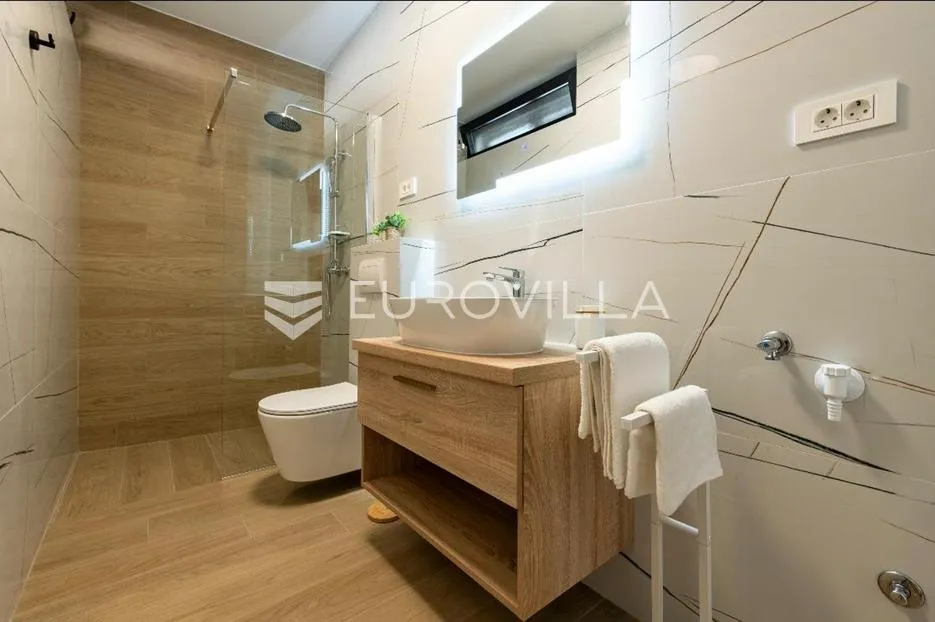 posedarje, moderna i elegantna vila prvi red uz more - slika 9