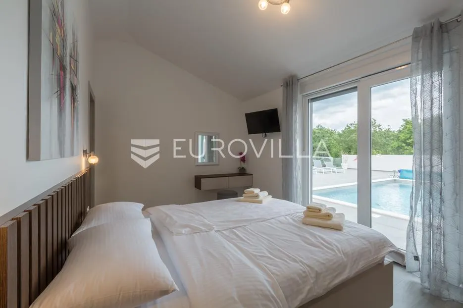 istra, svetvinčenat, moderna samostojeća kuća 155 m² s grijanim bazenom 32 m² - slika 15