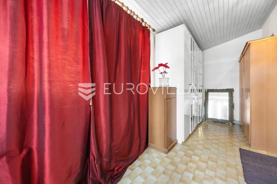 ližnjan, prostrana apartmanska kuća s tri stambene jedinice i vrtom - slika 32