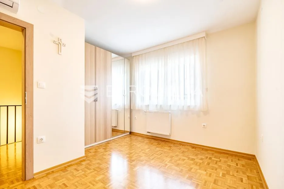 zagreb, vrapče, kuća s dva odvojena stana, potpuno renovirana 2023., terasa, dvorište - slika 9