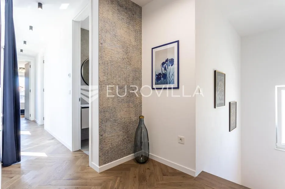 vodice, luksuzna vila s bazenom, novogradnja, parcela 480 m² - slika 18