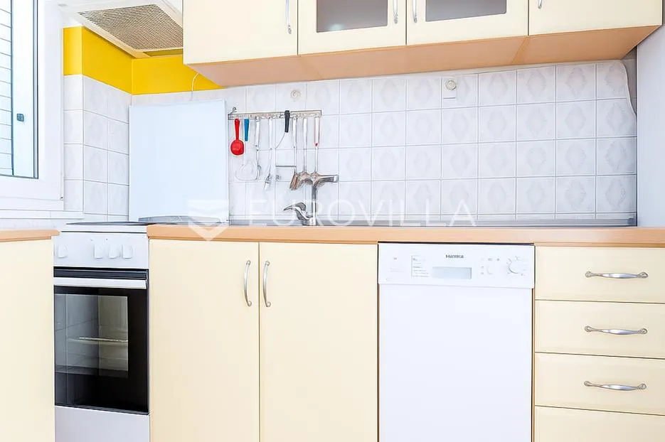 kaštel stari, trosoban stan površine 81.88 m² i poslovni prostor površine 32.65 m² - slika 3