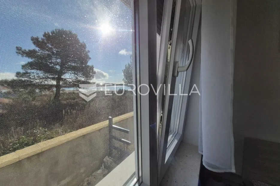 vir, prizemni apartman s 2 spavaće sobe, 40 m od mora, top lokacija - slika 34