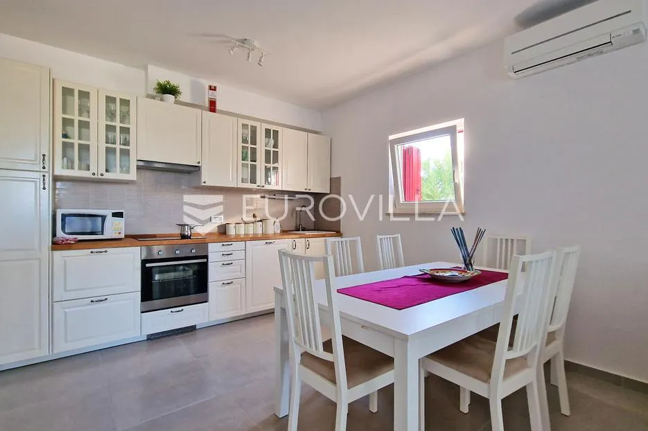 peroj, fažana, komforan stan 130 m² s vrtom 227 m² i prostranim suterenom - slika 11