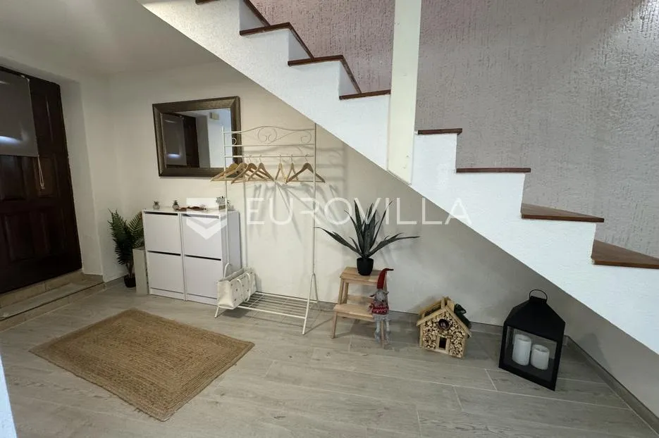 istra, vižinada, obiteljska autohtona renovirana kuća 150m2 u nizu s dvorištem - slika 5